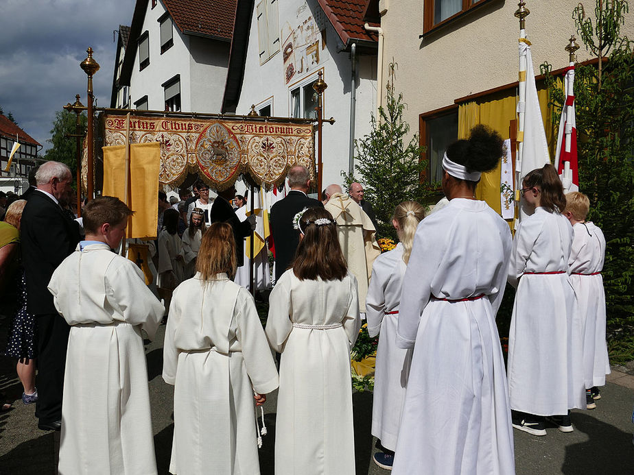 Fronleichnamsprozession durch die Straßen von Naumburg (Foto: Karl-Franz Thiede)